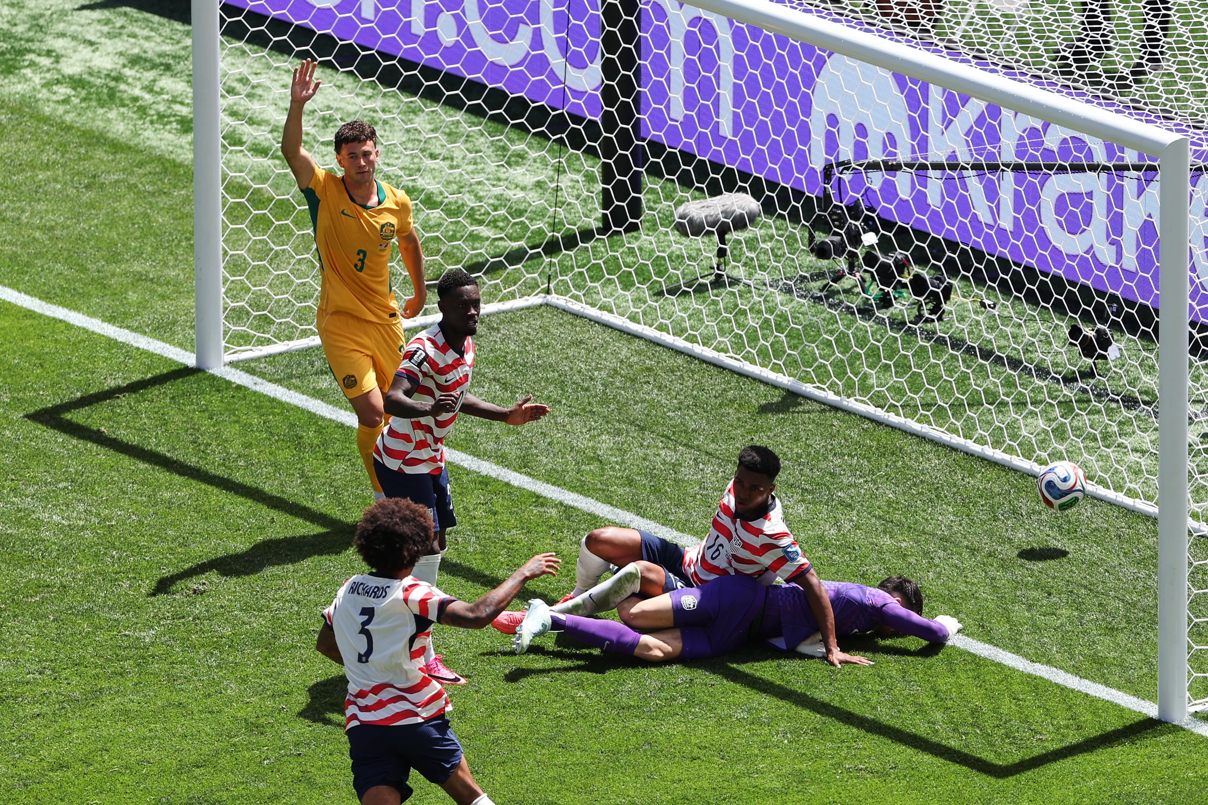 US Soccer Reaches World Cup Knockouts Despite Pulisic Injury, Beats Australia 2–0