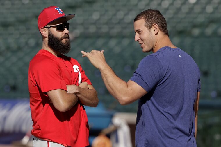 Jake Arrieta talks with former Cubs teammate Anthony Rizzo before Tuesday night's game.