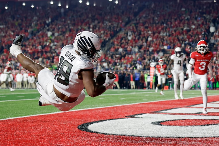 The Eagles should target Oregon tight end Kenyon Sadiq (left) in the NFL draft.