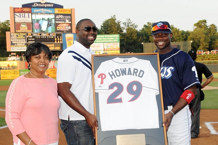 Phillies first baseman Ryan Howard with his mother and his twin brother. (David M. Schofield)