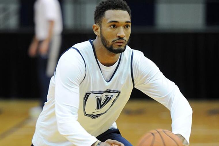 Villanova's Darrun Hilliard makes a pass during practice. (Clem Murray/Staff Photographer)
