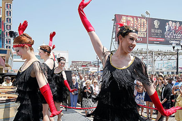 Resorts debuted a Roaring Twenties theme with flapper dresses on servers and dancers from “42nd Street,” which was being staged there. (AKIRA SUWA / Staff Photographer)