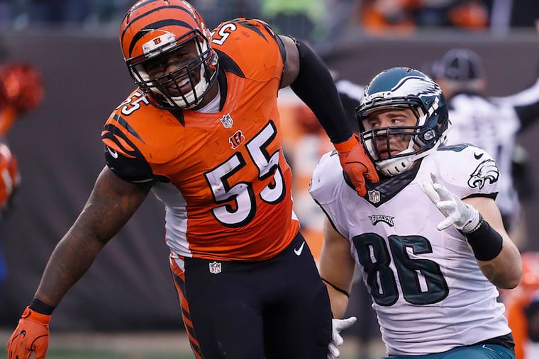 Eagles tight end Zach Ertz, right, is pulled up from the collar by the Bengals’ Vontaze Burfict, left, during the fourth quarter on Dec. 4, 2016. In the first quarter, Ertz had declined to block Burfict as quarterback Carson Wentz scrambled in the open field. (DAVID MAIALETTI / Staff Photographer)