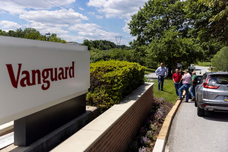 Investment giant Vanguard Group is trying to get more of its customers to embrace online banking.