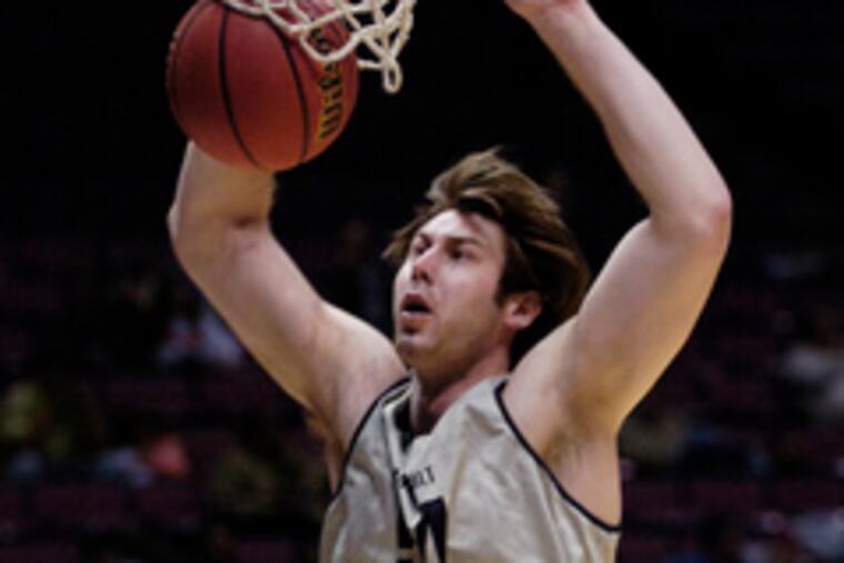 Vanderbilt's Ted Skuchas dunks at Meadowlands yesterday.