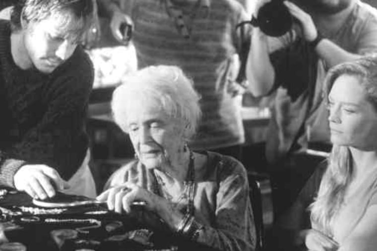Gloria Stuart (center), with Bill Paxton (left) and Suzy Amis (right), in "Titanic," for which she earned an Oscar nomination.