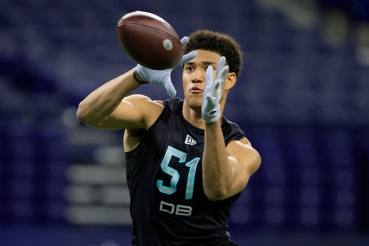 Defensive back Kyle Hamilton of Notre Dame runs a drill during the NFL Combine at Lucas Oil Stadium on March 6, 2022, in Indianapolis. (Justin Casterline/Getty Images/TNS)