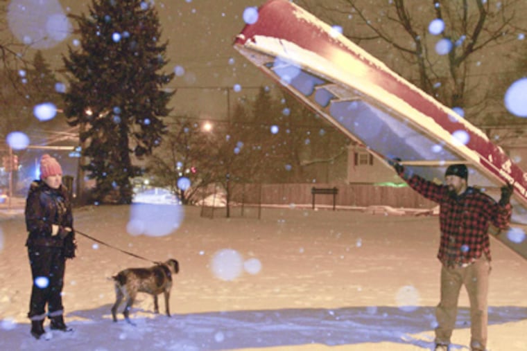 Jeff Fetterman steadies the canoe on his shoulders as he prepares
for his nightly walk with wife Taia Harlos and their dog, Otter. (Ron Tarver / Staff Photographer)