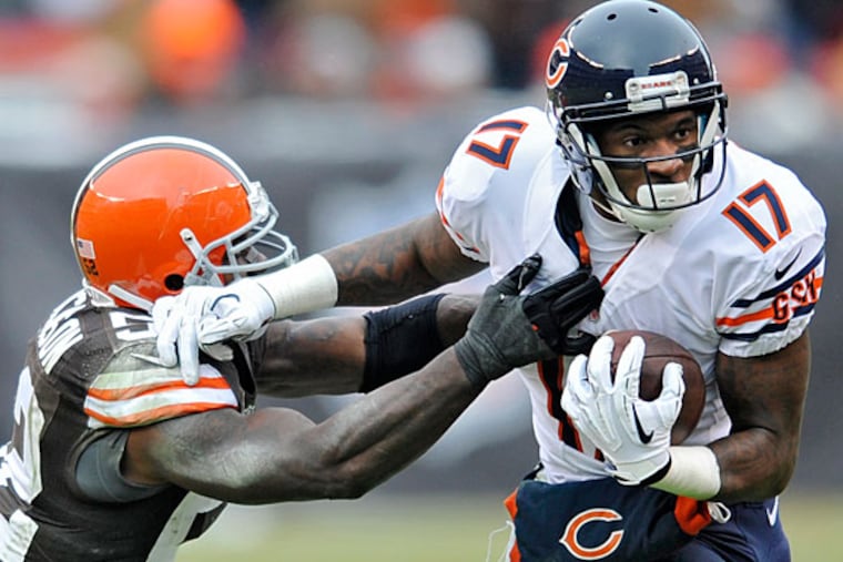 Chicago Bears wide receiver Alshon Jeffery (17) fights off Cleveland Browns inside linebacker D'Qwell Jackson after a catch in the second quarter of an NFL football game, Sunday, Dec. 15, 2013, in Cleveland. (AP Photo/David Richard)