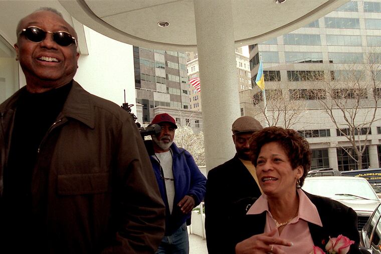 John Chaney greeted Vivian Stringer with roses when Rutgers arrived in Philadelphia to play in the Final Four in 2000.
