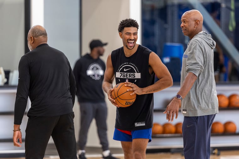 Quentin Grimes (center) acknowledged that he needs to brush up on some of the Sixers' new offensive wrinkles after being away from the team during contract negotiations.