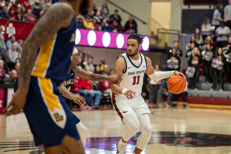 St. Joe's guard Jaiden Glover-Toscano (right) scored a game-high 19 points against Davidson on Friday night.