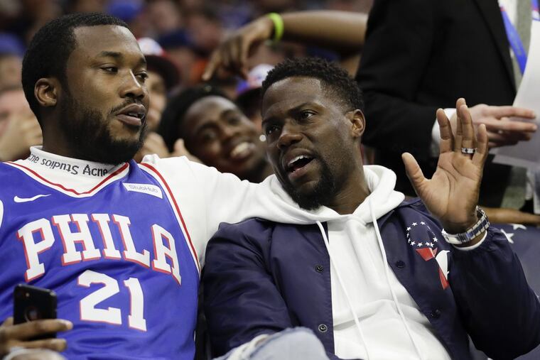 Hip-hop artiest Meek Mill with comedian Kevin Hart during the Sixers’ game against the Miami Heat on Tuesday.