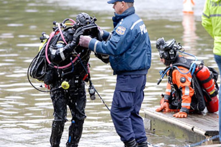 Philadelphia police divers prepare to search part of the Schuylkill River along River Road in Lower Merion, where they believe Toni Lee Sharpless, who has been missing for two weeks, may have driven into the river. (Ron Tarver / Staff Photographer)