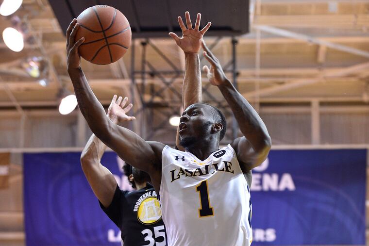 La Salle's David Beatty drives to the basket past Duquesne's Sincere Carry during the first half at Tom Gola Arena.