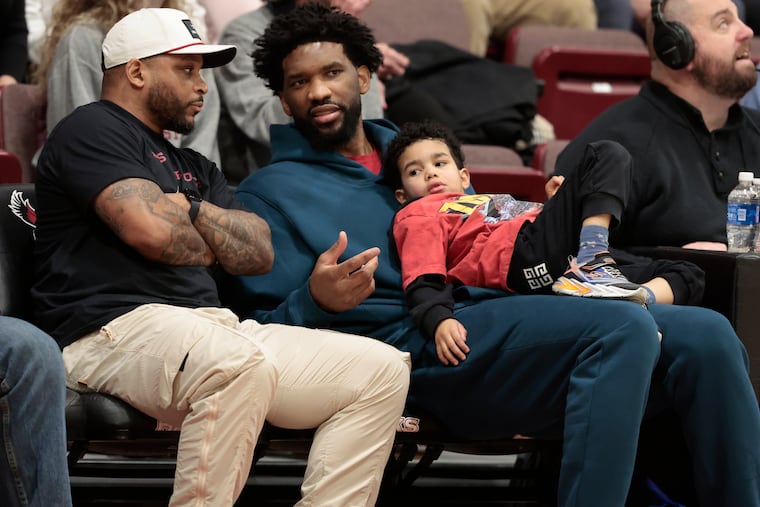 St. Joseph's great Jameer Nelson (left) and the 76ers' Joel Embiid talk on the sideline during a St. Joe's game.