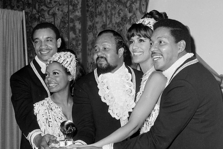 Members of the Fifth Dimension (from left) LaMonte McLemore, Florence LaRue, Ron Townson, Marilyn McCoo, and Billy Davis, Jr. with their Grammy Award in Los Angeles in 1968.