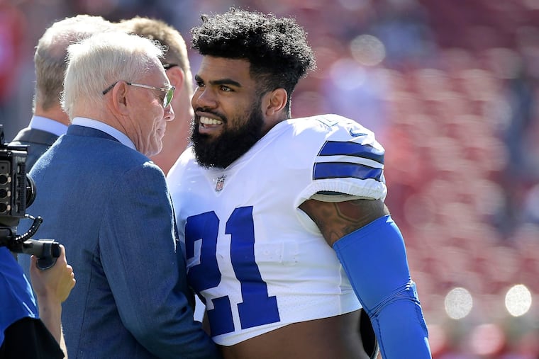 Dallas Cowboys owner Jerry Jones talks to Dallas Cowboys running back Ezekiel Elliott (21) in 2017.