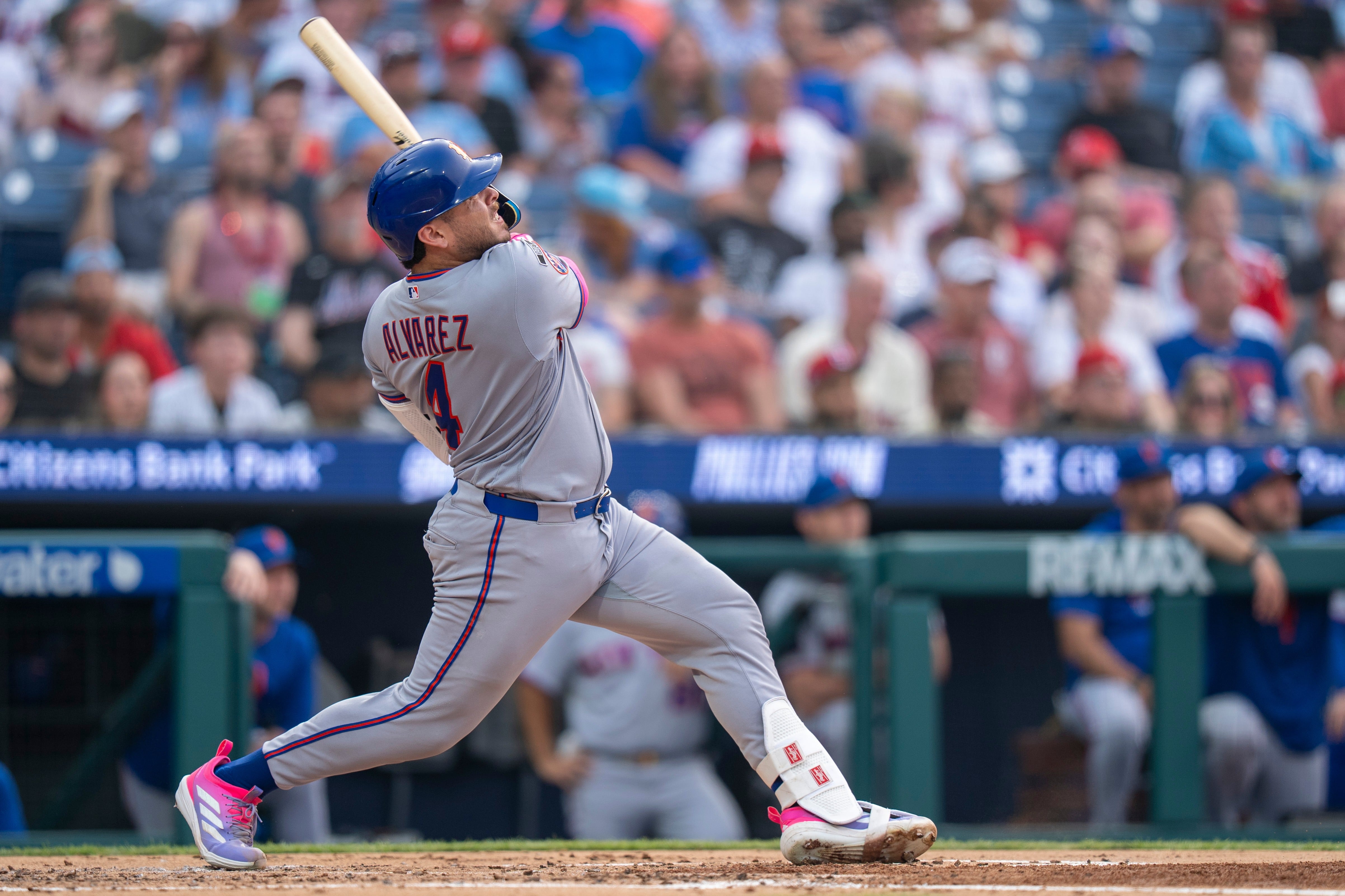 Alvarez Powers Mets Past Phillies 4-1 in Smoky Homecoming Game