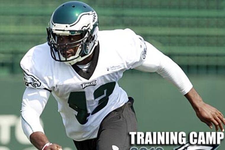 O.J. Atogwe eyes the offense during training camp on Thursday in Lehigh. (Yong Kim/Staff Photographer)