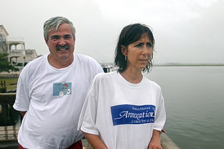 Dr. Thomas "Tim" McFarland and his wife, Joanne, at their home in Avalon Manor in 2004. (Sarah J. Glover / Inquirer)