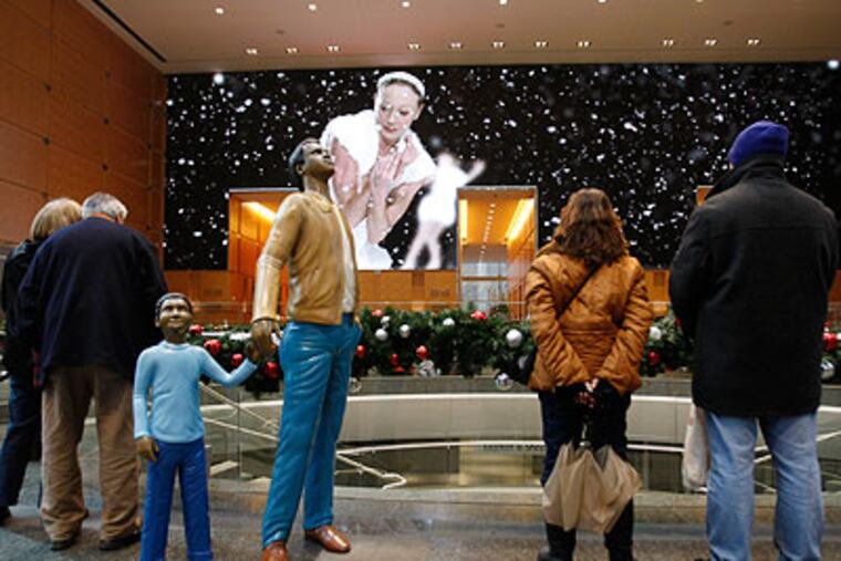 A favorite attraction for suburban visitors to Center City is the Holiday Spectacular show in the lobby of the Comcast Center. (Michael S. Wirtz / Staff Photographer)