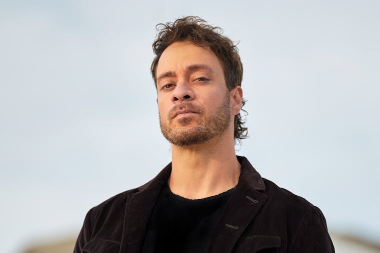 Amos Lee and the Philadelphia Orchestra play the Mann Center on Thursday.