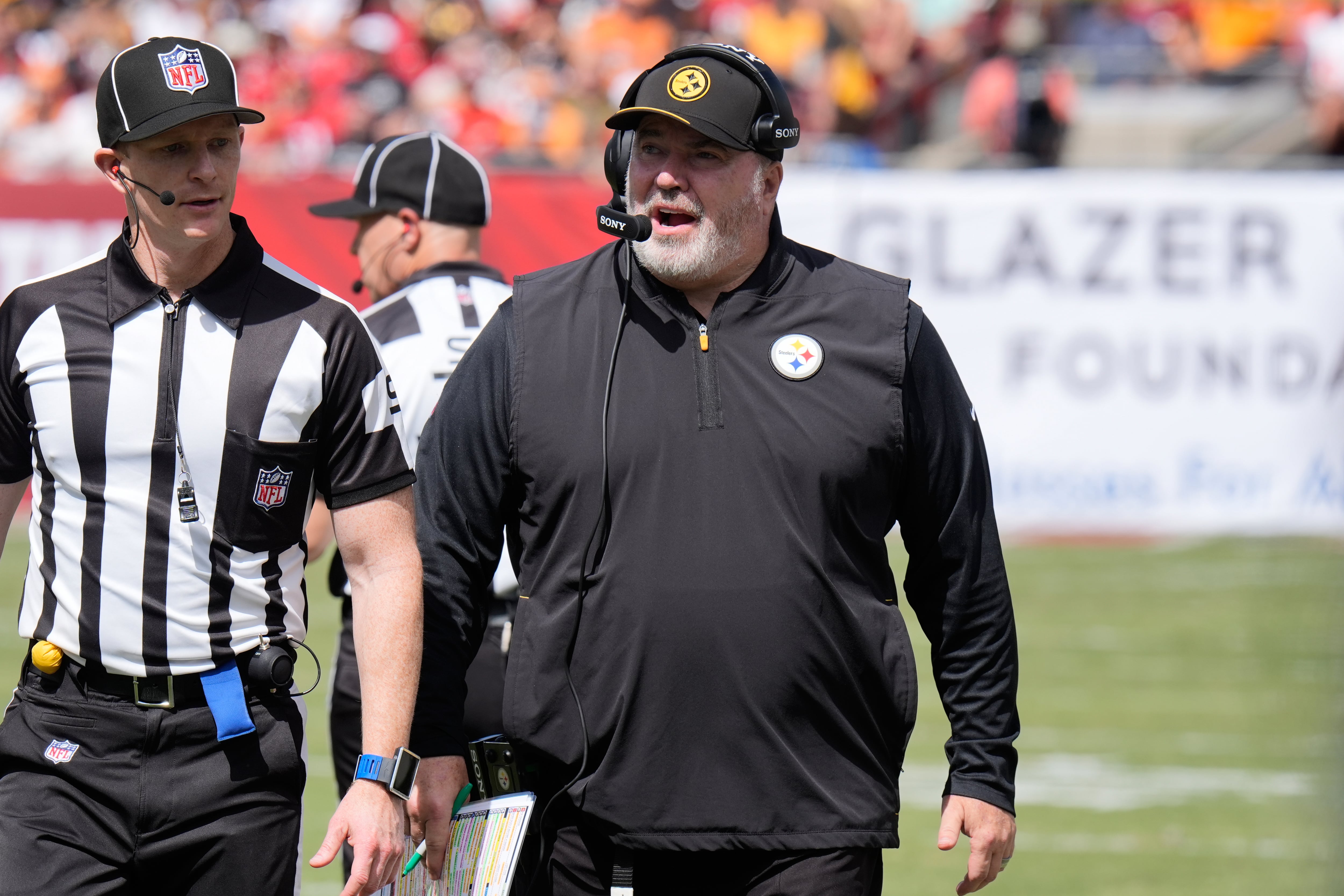 Steelers coach Mike McCarthy limps into injury tent at halftime of Buccaneers game