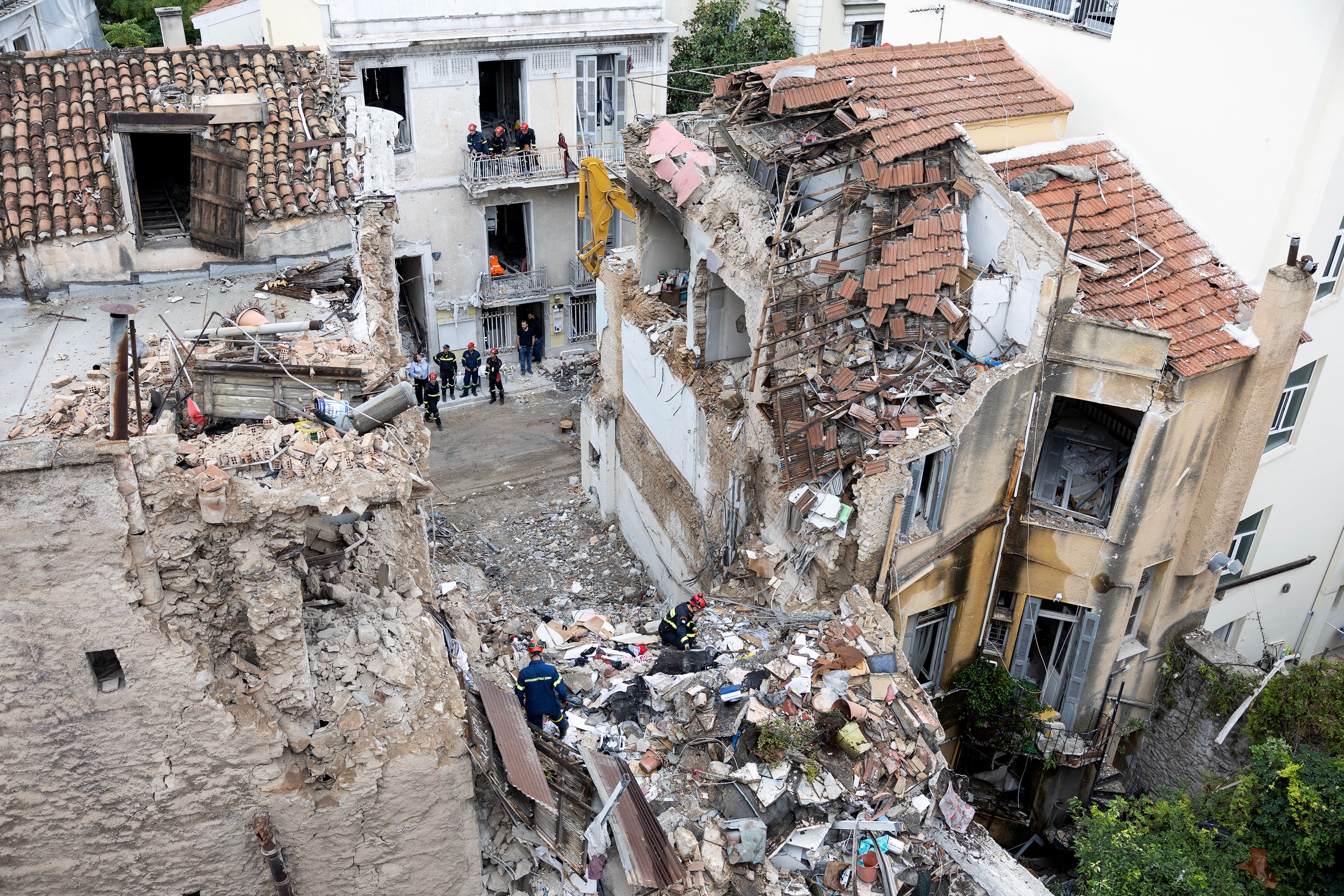 Rescuers pull 2 unconscious from collapsed building near the Acropolis in Greece