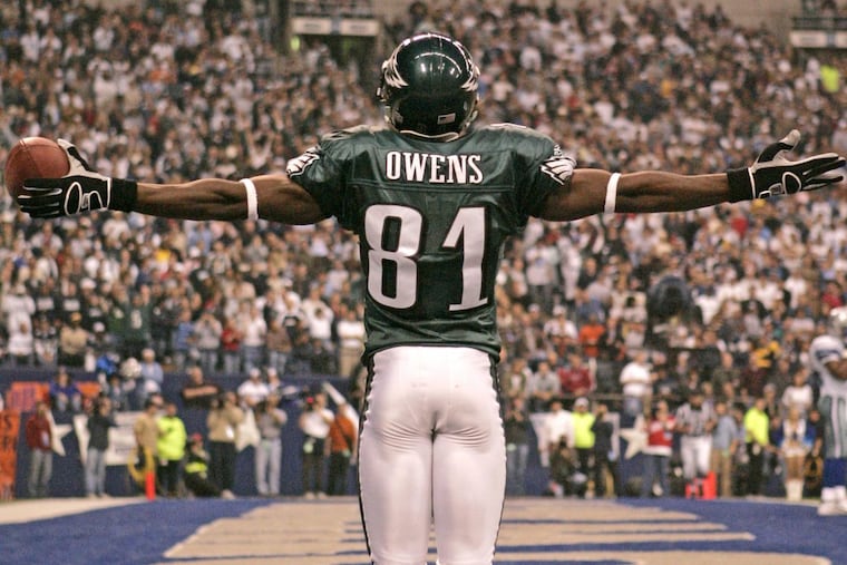 EAGL16RC11 staff photo by Ron Cortes Eagles at Dallas, Texas Stadium,Irving,TX on 11.15.04 RETRANSMITED AS FULL-FRAME Eagles WR Terrell Owens stands on a Dallas Cowboys star in the end zone as he celebrates his second quarter touchdown catch.