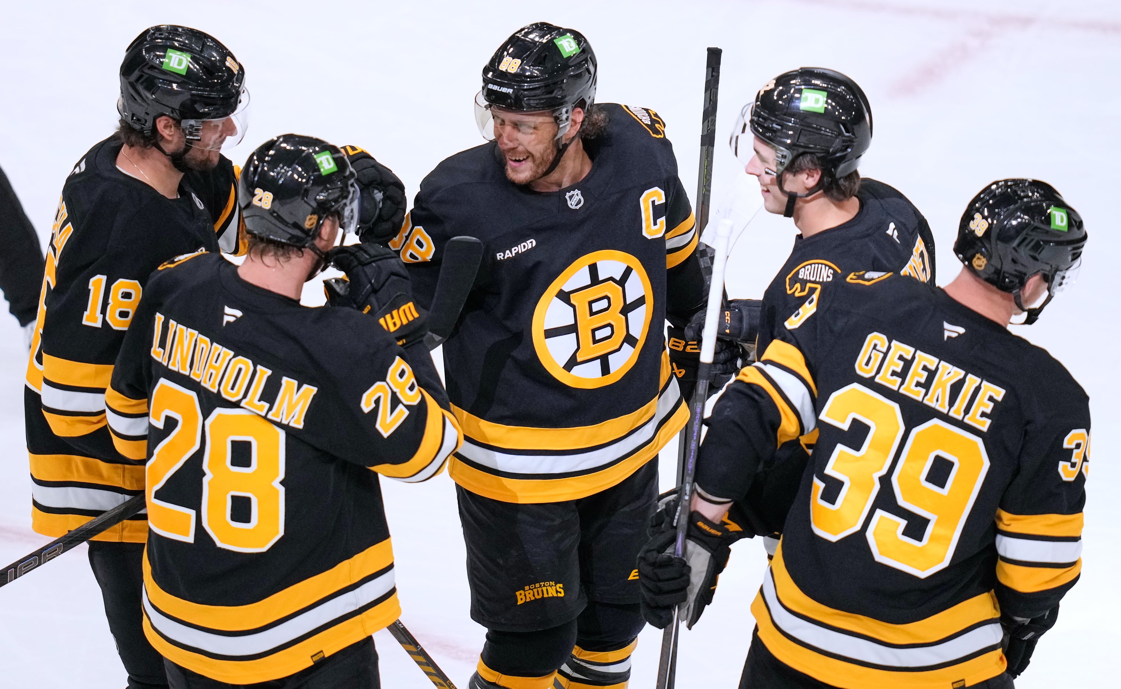 Pastrnak scores 2 goals, adds 2 assists in the Bruins' 6-1 rout of the Mammoth