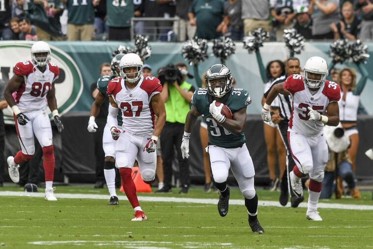 Eagles punt returner Kenjon Barner outruns the Arizona coverage for 76 yards in the first quarter Sunday.