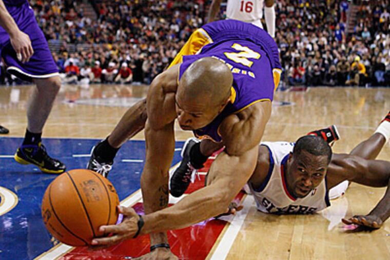 Sixers Elton Brand, right, watches Derek Fisher save the ball from going out of bounds. (Ron Cortes/Staff Photographer)