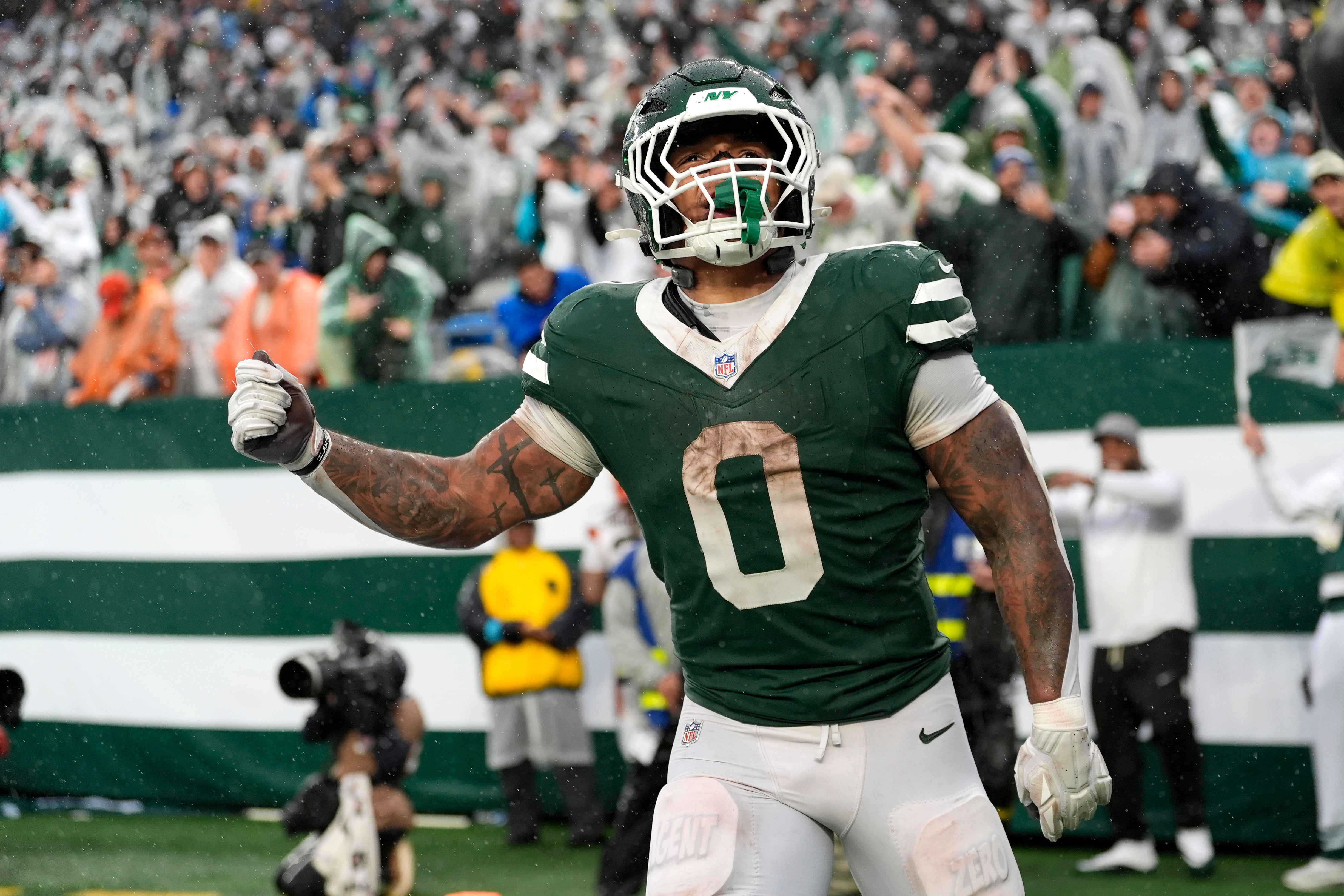 Allen has late 22-yard TD run and Jets' defense, special teams come up big in 17-12 win over Browns