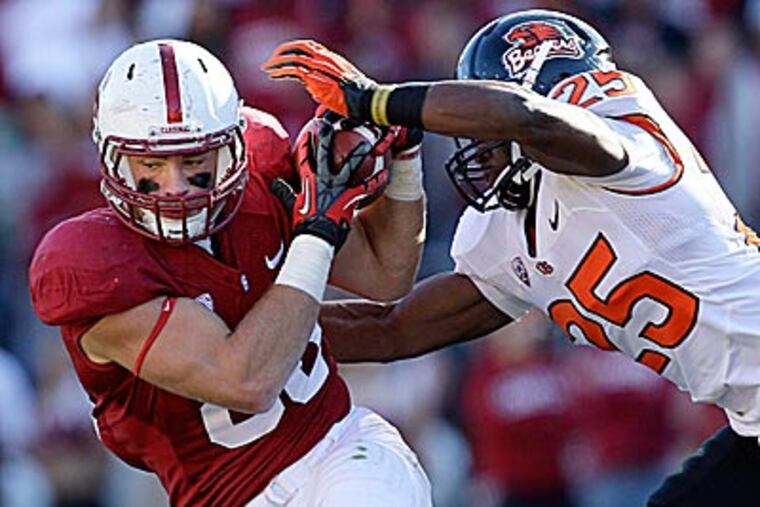 Stanford tight end Zach Ertz (86) catches a pass in front of Oregon State safety Ryan Murphy. (Jeff Chiu/AP)