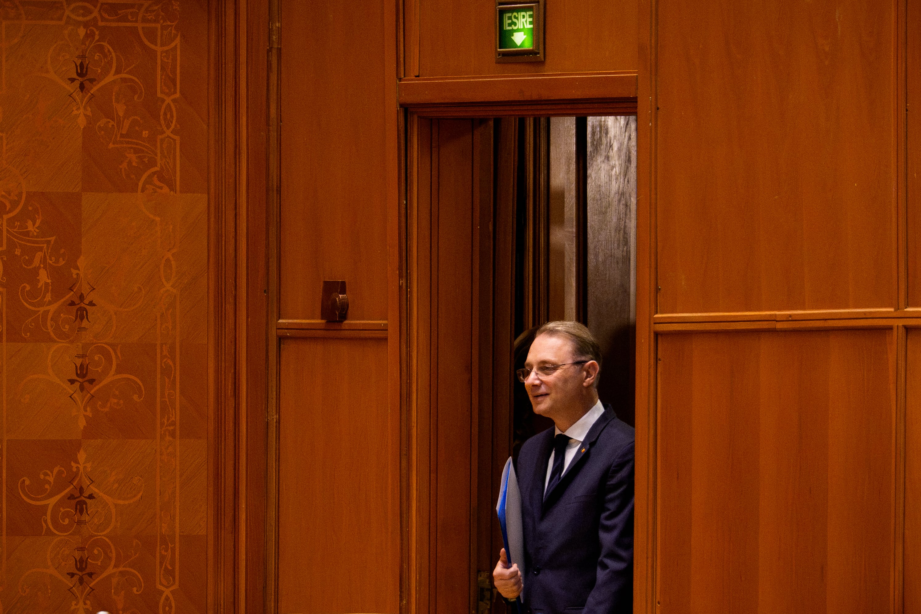 Romanian lawmakers back a minority government to end monthslong stalemate