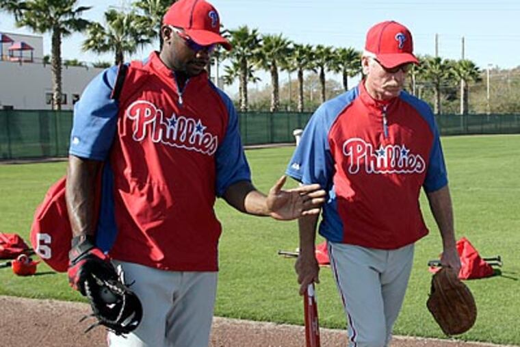 Ryan Howard and Mike Schmidt talk at spring training. (Yong Kim/Staff Photographer)