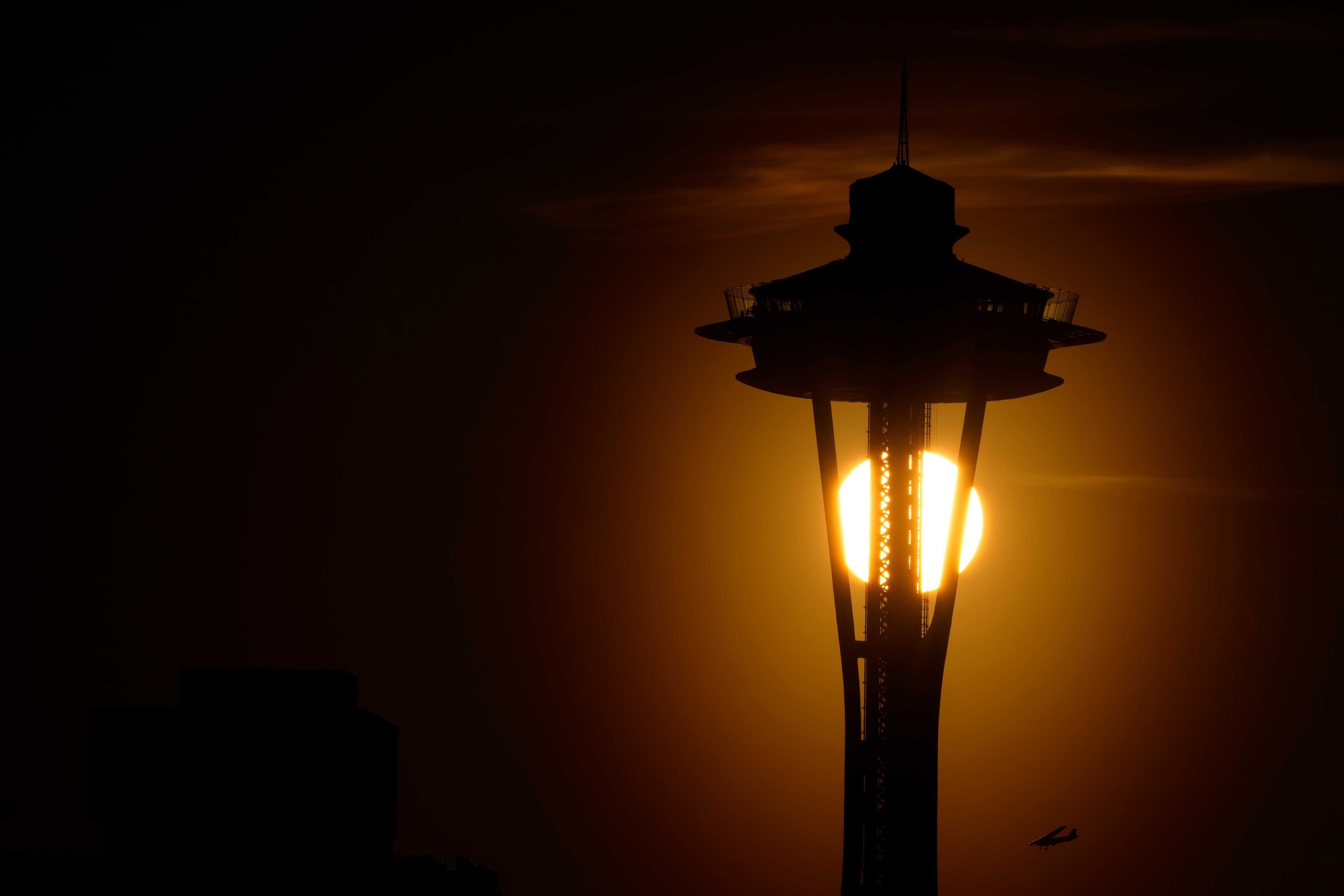 Two men parachute from Space Needle; Seattle police launch search