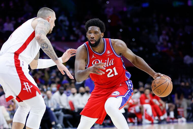 Sixers center Joel Embiid dribbling against Houston Rockets center Daniel Theis on Monday in Philadelphia.