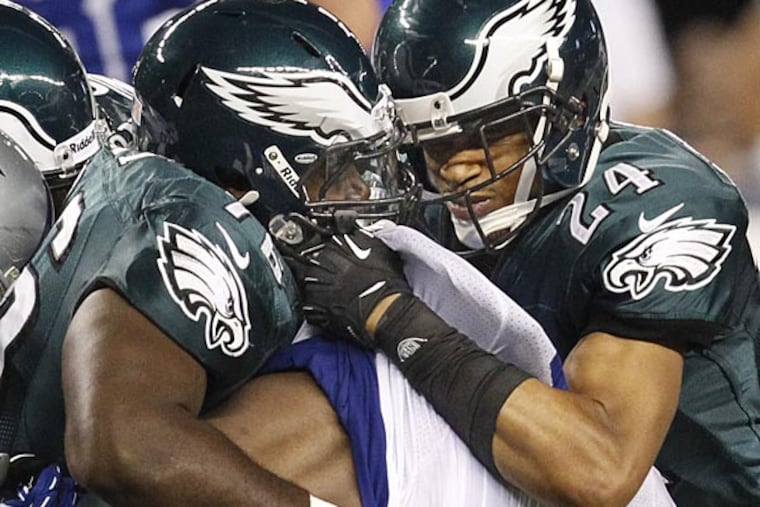 Eagles Nnamdi Asomugha and Philip Hunt stop stop DeMarco Murray. (Ron Cortes/Staff Photographer)