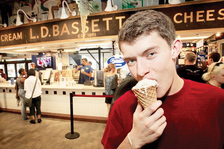 Eric Bassett of the Bassett family has been working at the ice cream stand for five years. ( ALEJANDRO A. ALVAREZ / STAFF PHOTOGRAPHER )