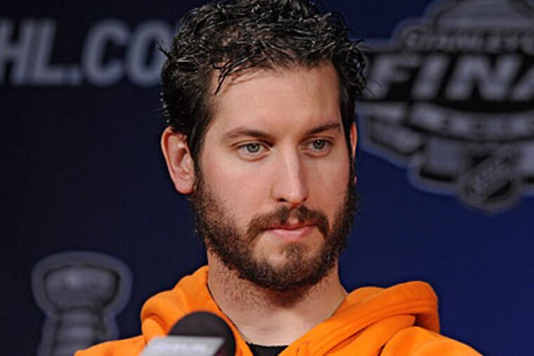 Michael Leighton will earn $1.5 million this season and $1.6 million next season. (Clem Murray/Staff file photo)