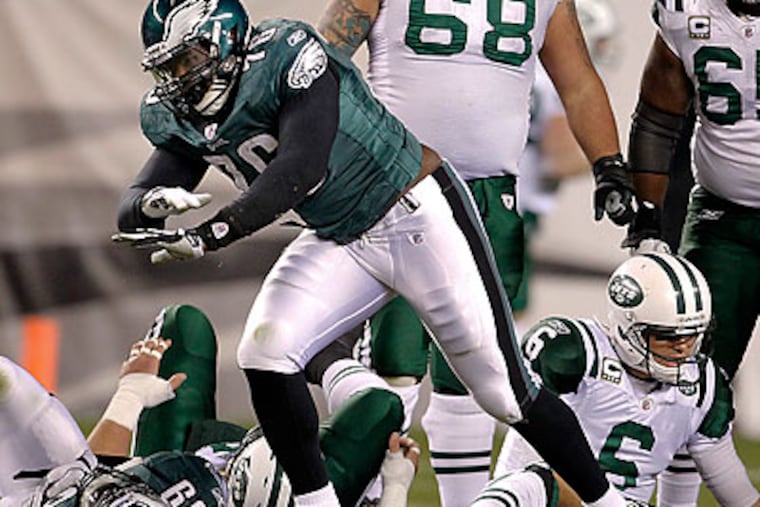 Philip Hunt celebrates after sacking Jets quarterback Mark Sanchez. (Ron Cortes/Staff Photographer)