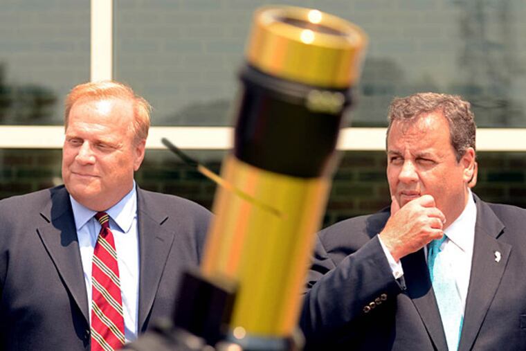 Then-Burlington County Community College president David C. Hespe (left) and Gov. Christie observed a physics lesson in 2013. TOM GRALISH / Staff Photographer
