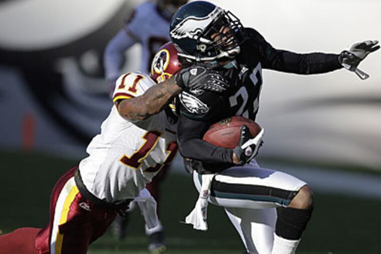 Asante Samuel intercepts his second pass of the game in the 2nd
quarter as the Eagles play the Washington Redskins. (David Maialetti / Staff Photographer)