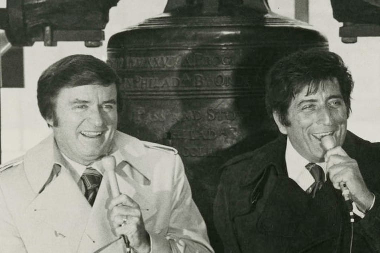 Mike Douglas (left) with singer Tony Bennett in front of the Liberty Bell.