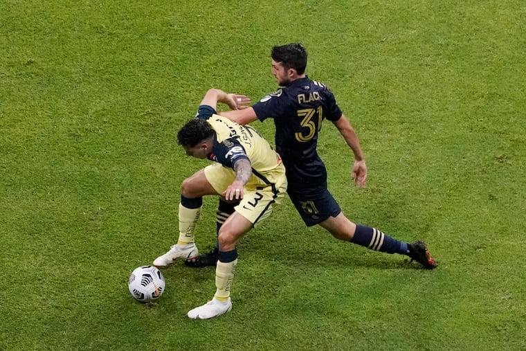 The Union's Leon Flach (right) battles with Club América's Jorge Sánchez during the first half.