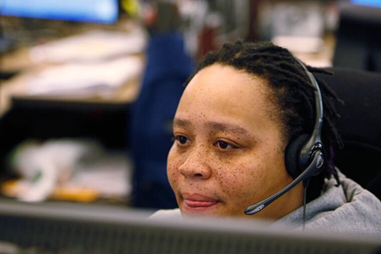 Myisha Upshur answers call in the 311 call center on Wednesday, January 22, 2014. ( MICHAEL S. WIRTZ / Staff Photographer )