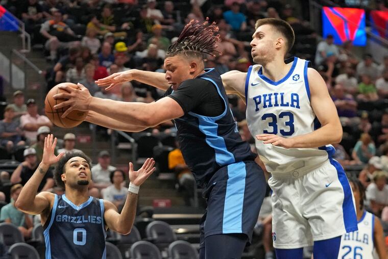 Filip Petrušev of the Sixers guarding Memphis Grizzlies forward Kenneth Lofton Jr. during an NBA Summer League game on July 3.