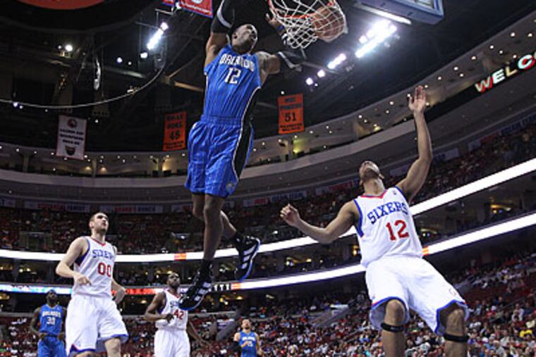 Orlando's Dwight Howard throws down a big slam dunk during the first quarter. (Ron Cortes/Staff Photographer)